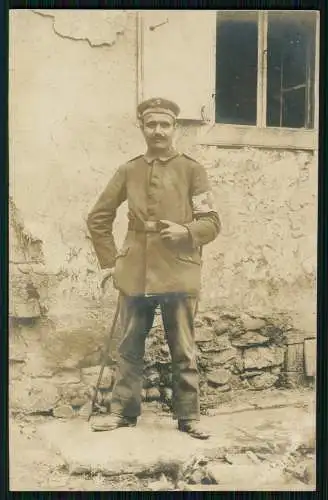 Foto AK 1. WK Soldaten in Belgien Frankreich 1915-18 -Rotes Kreuz Binde Stock