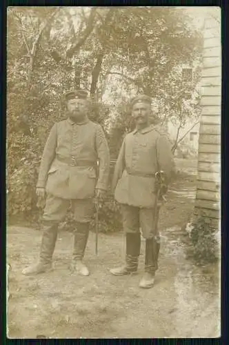 Foto AK 1. WK Soldaten in Belgien Frankreich 1915-18 - mit Säbel Degen