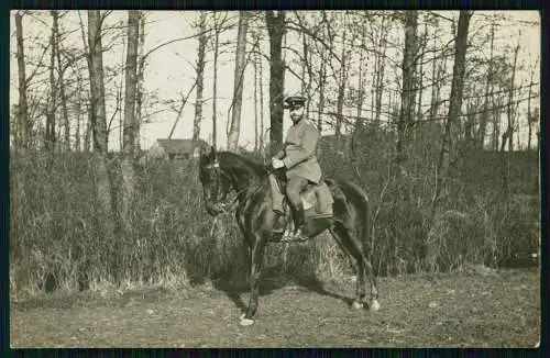 Foto AK 1. WK Soldaten in Belgien Frankreich 1915-18 - Soldat mit Pferd