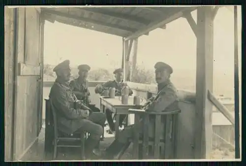 Foto AK 1. WK Soldaten in Belgien Frankreich 1915-18 - Bier aus dem Krug