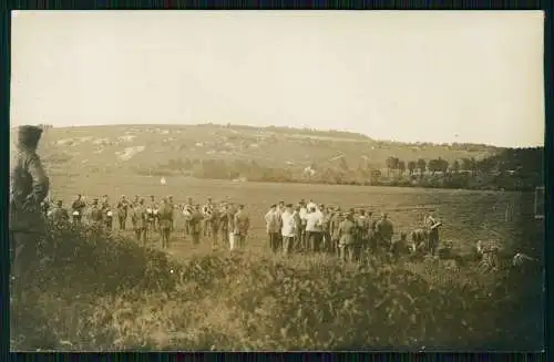 Foto AK 1. WK Soldaten in Belgien Frankreich 1915-18 - Blaskapelle Kaiser kommt