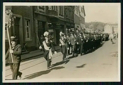 Foto 13x9cm Schützenfest Festzug Männer marschieren geschmückte Zielscheibe NRW?