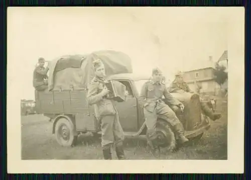 Foto Fahrzeug Soldaten Beute ? Kfz der Wehrmacht