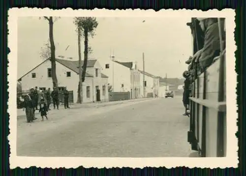 2x Foto Soldaten Wehrmacht Durchfahrt Fahrzeuge Dorfstraße in Polen