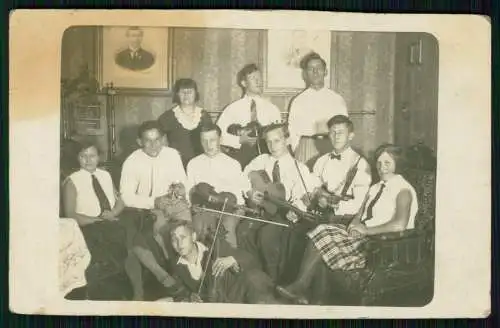 Foto AK Gruppe junger Männer Damen mit 3 Geige-Spieler um 1920-30