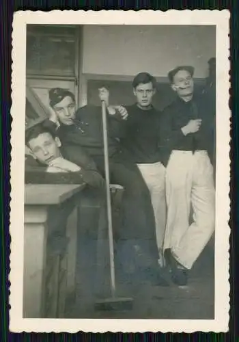 9x Foto Soldaten Wehrmacht Marine Kaserne Quartier 1941-43