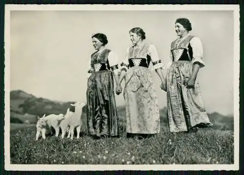 Foto AK Appenzeller Trachten fröhliche junge Damen mit Ziegen auf grüner Wiese