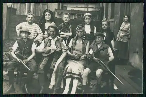 Foto AK Bremen 1918 lustige Musikgruppe Tracht Damen Jungs Geige Zupfinstrumente