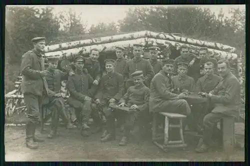 Foto AK 1.WK fröhliche Soldaten vor Bunker Musik mit Zither Kartenspiel Ostfront