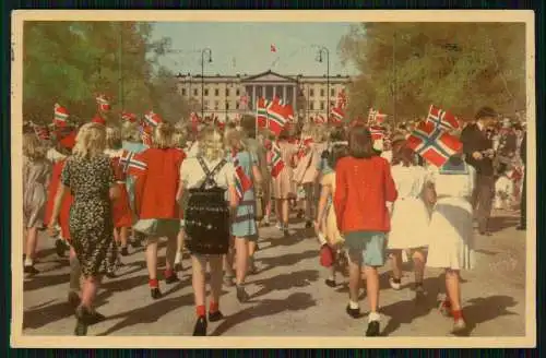 AK Norwegen Barnetoget 17. 05 The Royal Palace on National Day Oslo Norway Flags