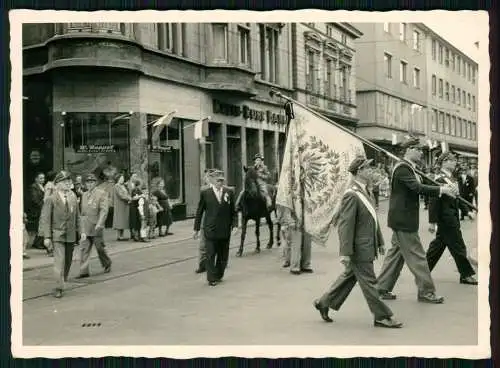 3x Foto AK Straßenansicht im Ruhrgebiet Wo ? 1960 Feierlichkeit Fahnen Wappen