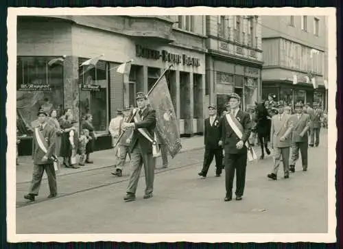 3x Foto AK Straßenansicht im Ruhrgebiet Wo ? 1960 Feierlichkeit Fahnen Wappen