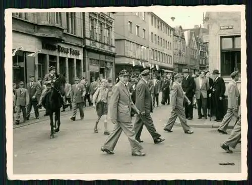 3x Foto AK Straßenansicht im Ruhrgebiet Wo ? 1960 Feierlichkeit Fahnen Wappen