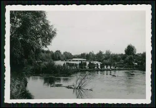 2x Foto Soldaten Pioniere aus Schlauchboote gebaute Brücke überqeren Fluß 1942