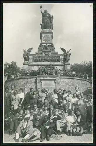 Foto AK Rüdesheim Rhein Niederwalddenkmal Personen Gruppe vor Denkmal um 1933