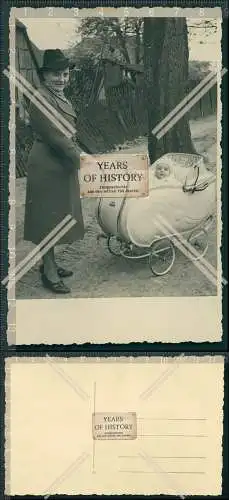 Foto AK junge Dame 1940 mit modernen Kinderwagen Kind Mantel und Hut