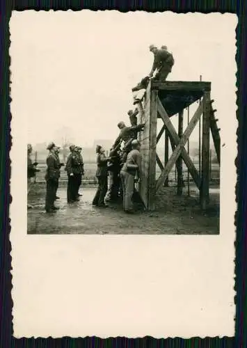 4x Foto Soldaten Wehrmacht Ausbildung an der Kletterwand Hindernisbahn