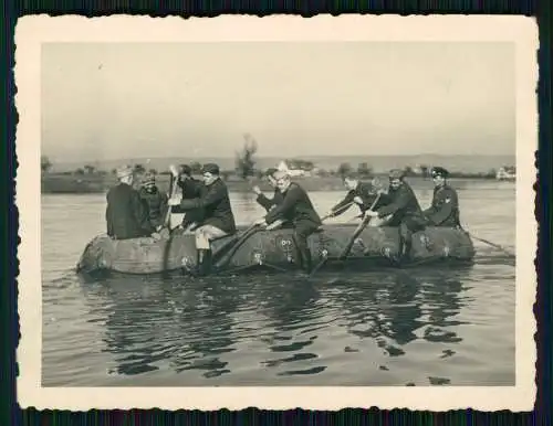 Foto Soldaten Wehrmacht im Schlauchboot