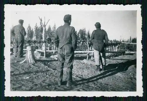 2x Foto Norwegen Finnland Soldaten der Wehrmacht Gräber Kreuze 1942-43