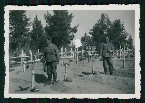 2x Foto Norwegen Finnland Soldaten der Wehrmacht Gräber Kreuze 1942-43