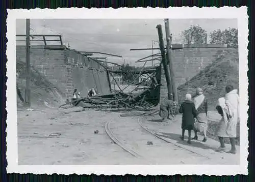 Foto Kyjiw Kiev Kiew Киев Ukraine zerstörte Brücke Passanten Fußgänger 1942