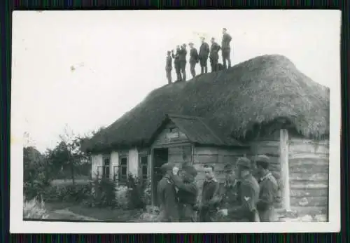 Foto deutsche Soldaten beobachten auf Dach vom Bauernhaus Fliegerangriffe 1942