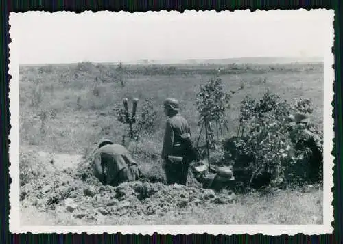 Foto Soldaten Wehrmacht im Graben mit Scherenfernrohr Front 1941 Info Rückseite