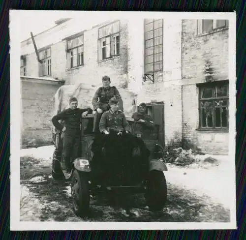 Foto Soldaten Wehrmacht mit Beute ? Fahrzeug Winter Russland Ukraine 1942