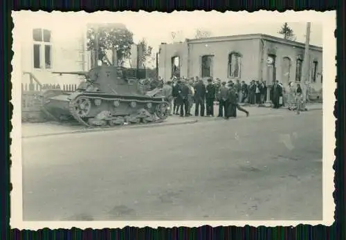 Foto Panzer Tank 7TP ? Polen mit Zivilbevölkerung 1941