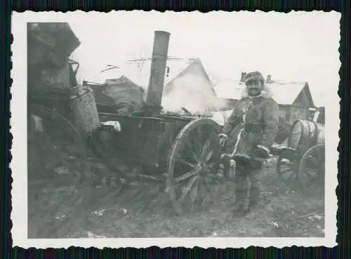 Foto Soldaten Wehrmacht Dorf in Russland mit Gulaschkanone 1942