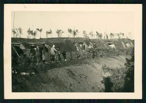 Foto Soldaten Wehrmacht vor gebauten Unterstand Bunker Shelter 1943