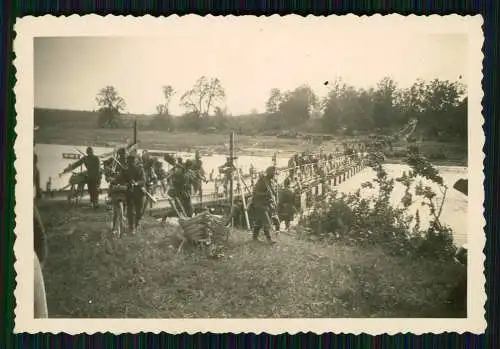 Foto Soldaten Wehrmacht überqueren mit Gerät Pontonbrücke Pioniere 1941