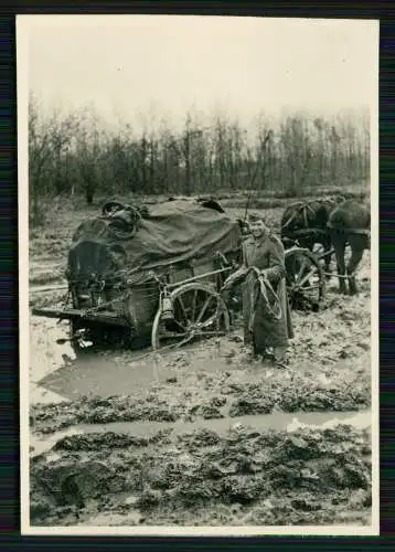 Foto deutscher Soldat Wehrmacht im Schlamm festgefahren 1941