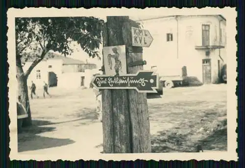 Foto Soldaten Wehrmacht Hinweis Schild zur Entlassung Ostfront 1942