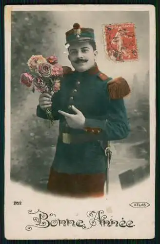 AK französischer Soldat mit Blumenstrauß Bonne Année Neujahr 1911 gelaufen