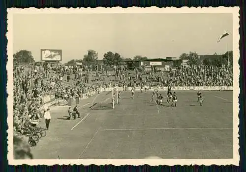 5x Foto Fußballspiel Fußballspieler im Stadion viele Zuschauer Banden Werbung Wo