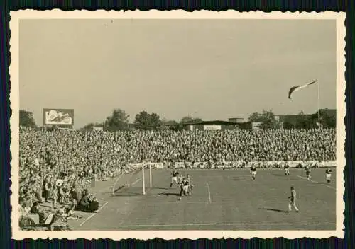 5x Foto Fußballspiel Fußballspieler im Stadion viele Zuschauer Banden Werbung Wo