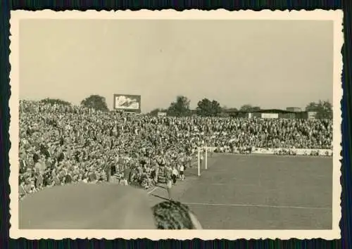 5x Foto Fußballspiel Fußballspieler im Stadion viele Zuschauer Banden Werbung Wo