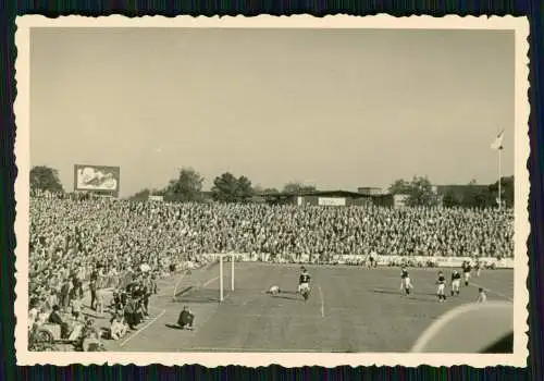 5x Foto Fußballspiel Fußballspieler im Stadion viele Zuschauer Banden Werbung Wo