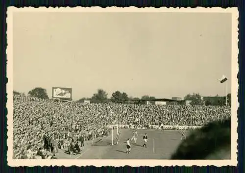 5x Foto Fußballspiel Fußballspieler im Stadion viele Zuschauer Banden Werbung Wo