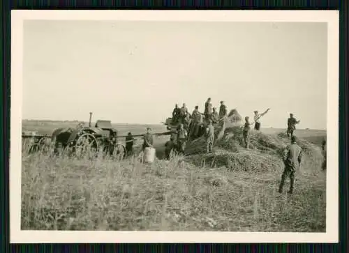 Foto Lanz Bulldog Ackerschlepper Traktor der bei der Feldarbeit Dreschen 1939