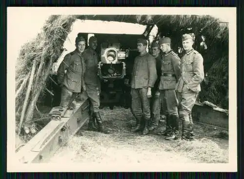 Foto Soldaten Wehrmacht Geschütz Blick in das offene Rohr getarnte Stellung 1941