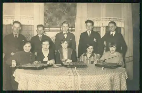 Foto AK Frauen Musikgruppe Damen streichen mit Geigen Bogen auf Zither