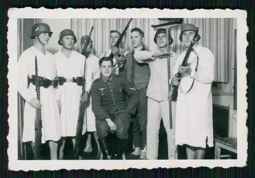 13x Foto Soldaten Wehrmacht auf Stube Kaserne im Einsatz und vieles mehr