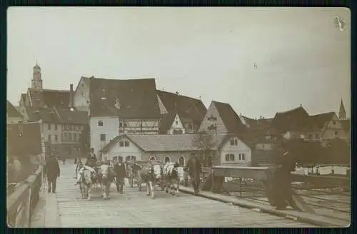 Foto AK Stadt Dorf Fluss Brücke im Hintergrund 2 Kirchen Ort Unbekannt ? 1910