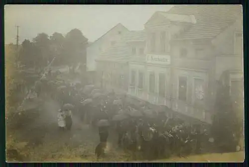 Foto AK Kleines Dorf in Deutschland Umzug im Regen Ort Unbekannt ? 1910