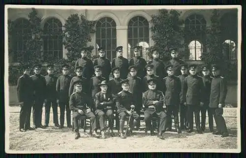 Foto AK Gruppe Männer in Uniform vor Gebäude Fürstenfeldbruck in Oberbayern