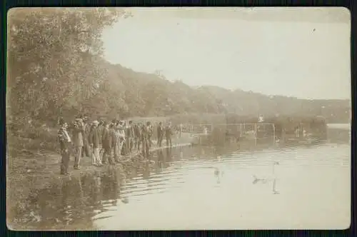 Foto AK Gruppe Männer am See Blick auf ? um 1910