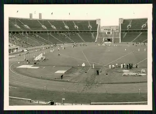 2x Foto Berlin Olympia Olympiastadion Tribüne und Parkplatz Autos nach 1945