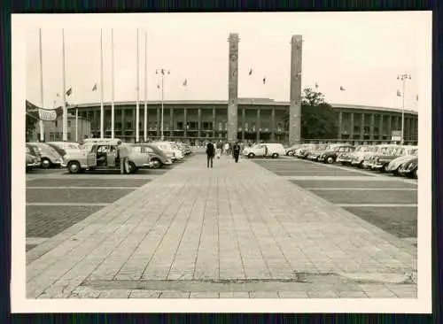 2x Foto Berlin Olympia Olympiastadion Tribüne und Parkplatz Autos nach 1945